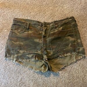 American Eagle Vintage Hi-Rise Festival Camo Raw Edge Hem Frayed Shorts